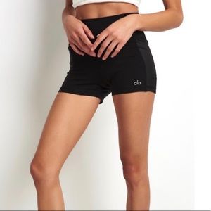 Alo Yoga Elevate Shorts - Black Glossy
